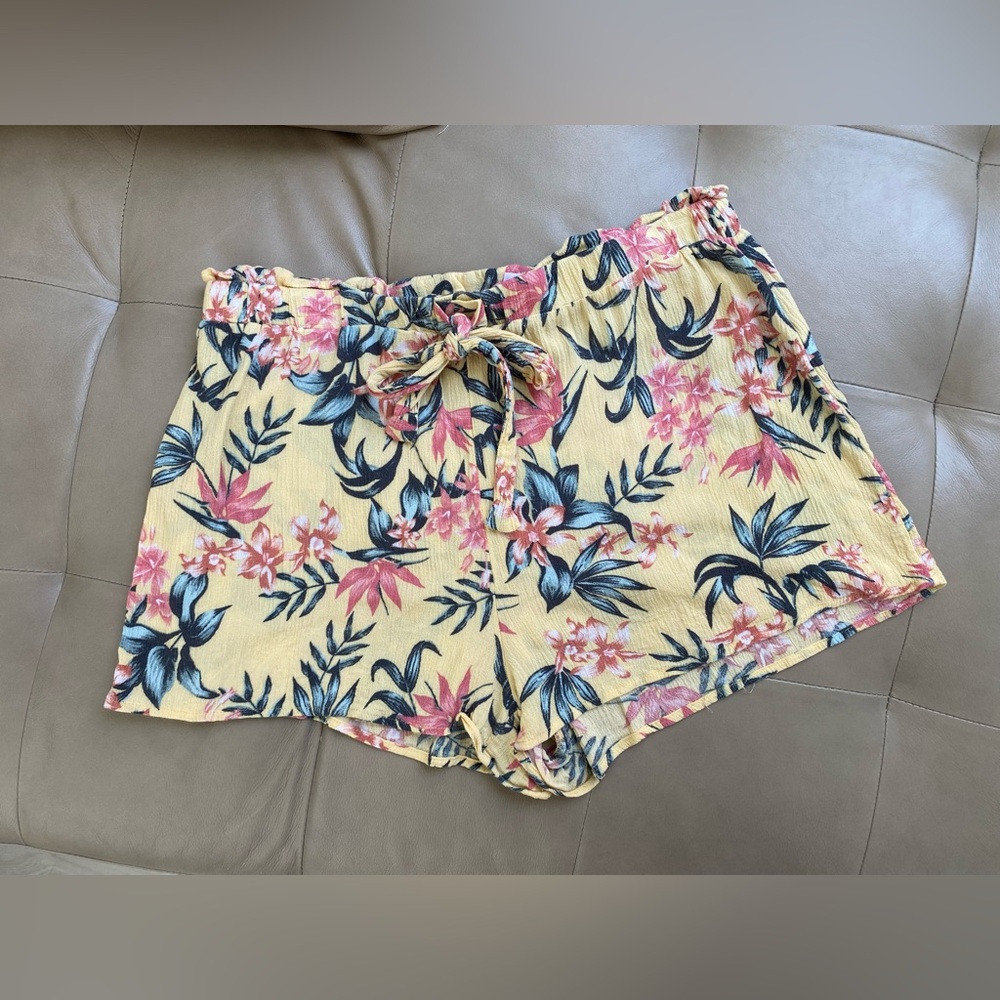 H&M Divided Floral Shorts, Ladies’ Size 10 - Item 0143